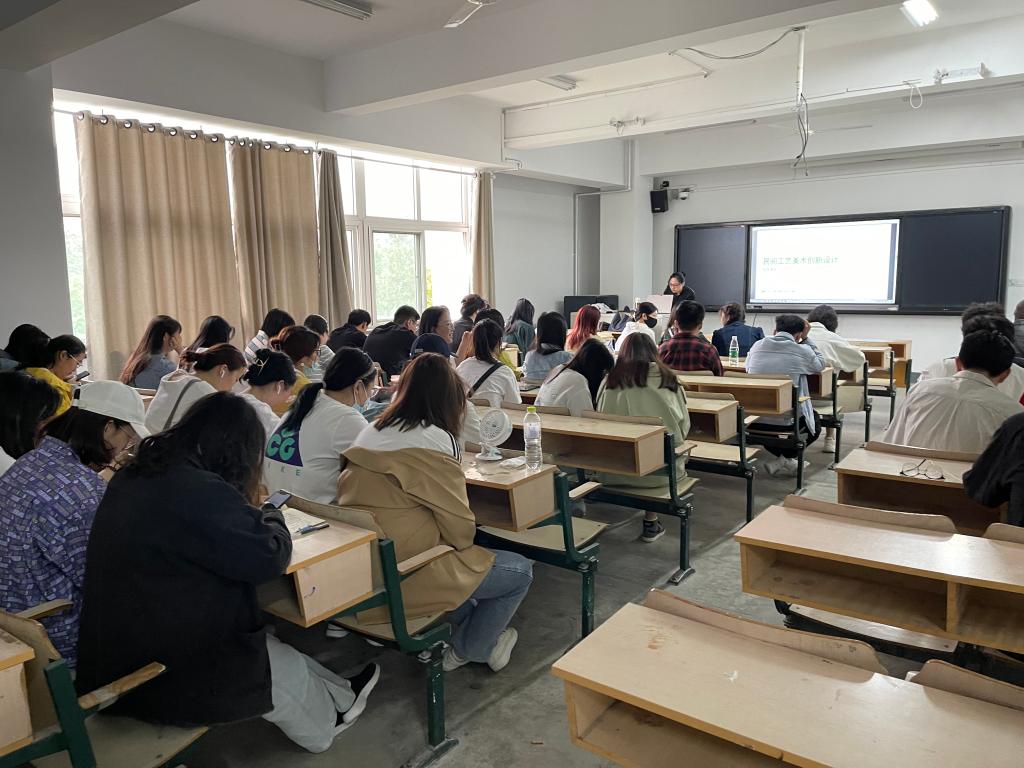 说明: 会议室里的人们描述已自动生成